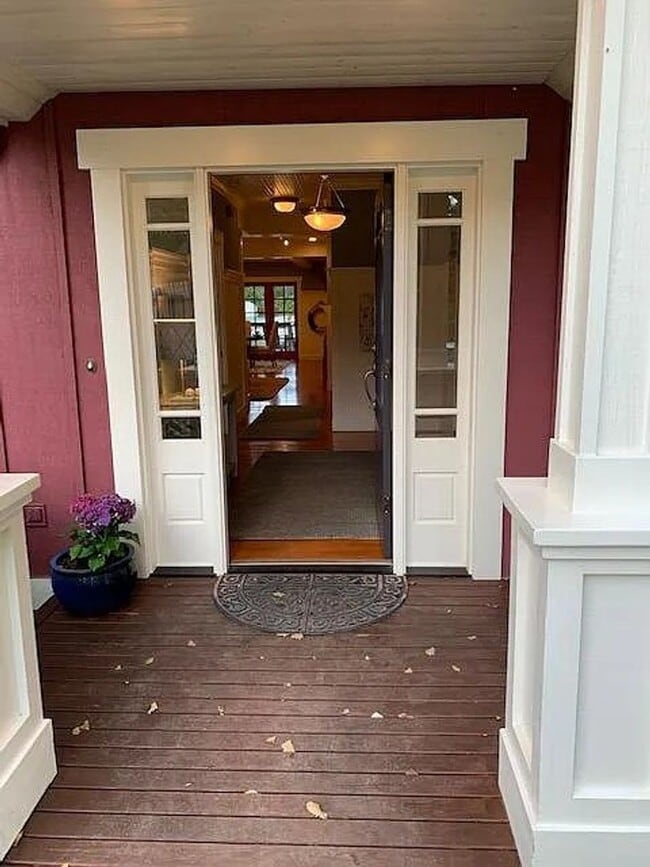 Building Photo - Gorgeous Waterfront Home on Bainbridge Island