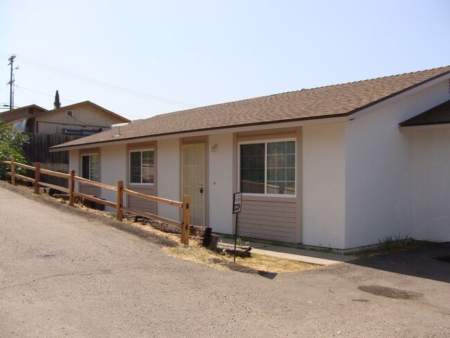 Building Photo - Charming Renovated 3 Bedroom/2 Bath Single...