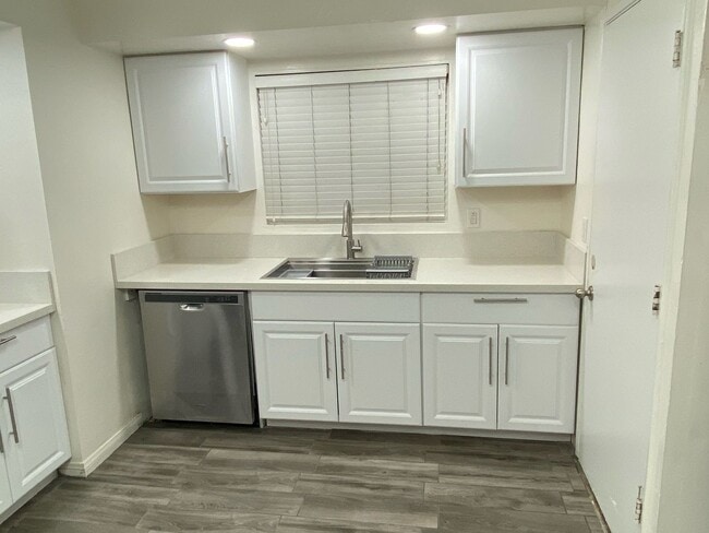 Building Photo - Updated 5 bedroom 3 bathroom house w/ HUGE YARD