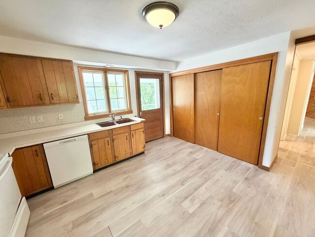 Building Photo - 3 Bedroom Apartment Superior South End Location Burlington Available 7/1! OFF STREET PARKING + LA...
