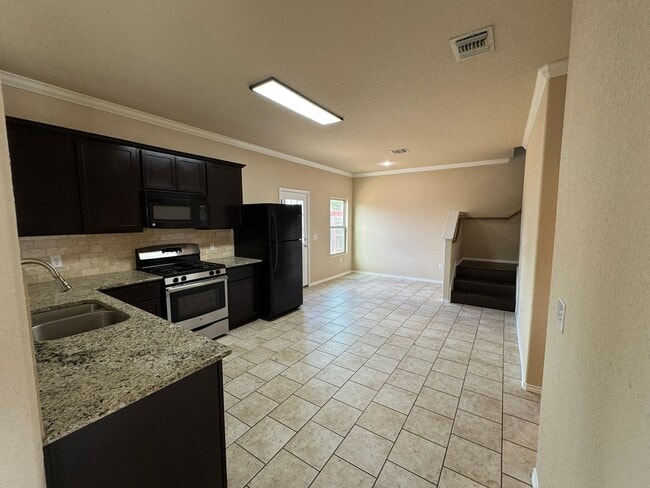 Building Photo - Move-In Special! Spacious 3BR Home with La...