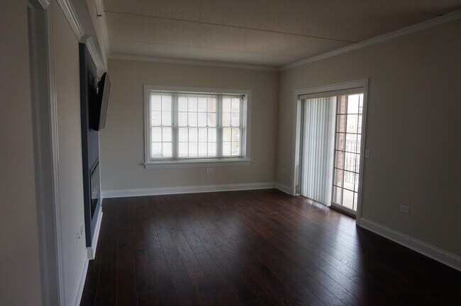 Building Photo - 210 N Addison Ave #401