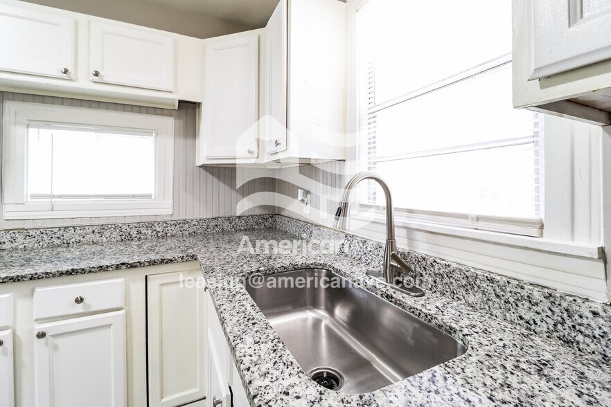 Building Photo - 3716 Sycamore St