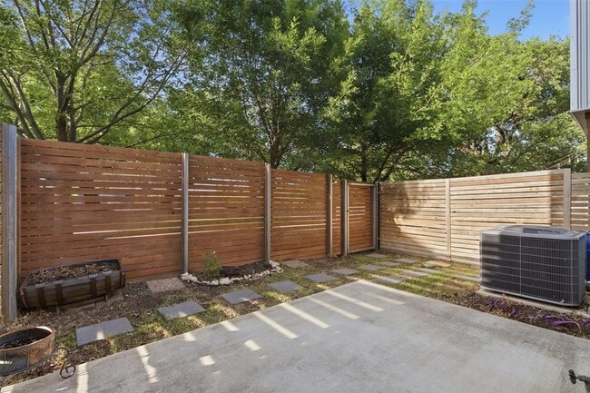 Building Photo - 801 N Bluff Dr