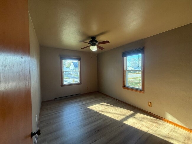 Building Photo - COZY 3 BEDROOM W/ SPACIOUS BACKYARD