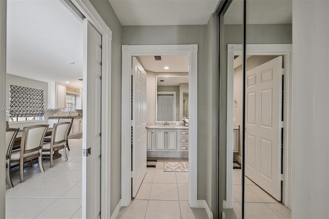 Building Photo - 10733 SW Elsinore Dr