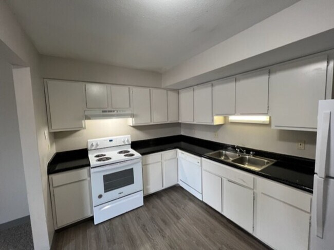 Building Photo - Spacious Apartment for Rent