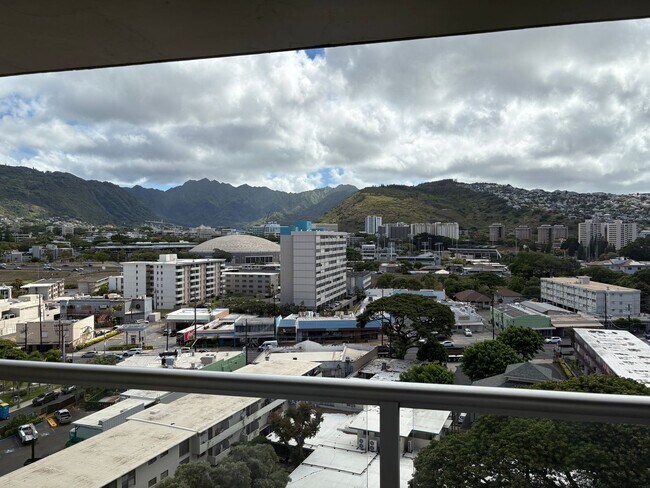 Building Photo - An absolute gem in Hono Hale Tower. Located in Mo'il'ili and close to the University of Hawaii.