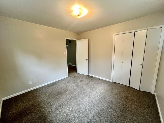 Building Photo - ** Move in Special** 3 bed 2 bath Ranch w/...
