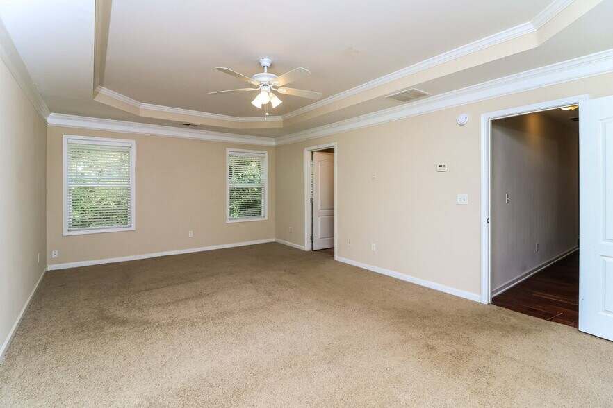 Building Photo - 910 Elderberry Ln