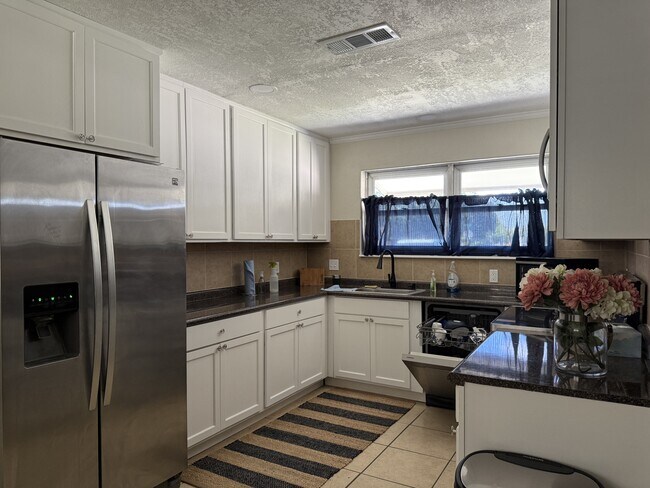 Building Photo - 1906 N 60th St