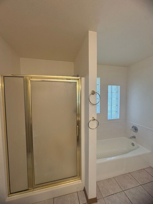 Building Photo - 3Bd 2Bth Home in the Sought-after Colonial...