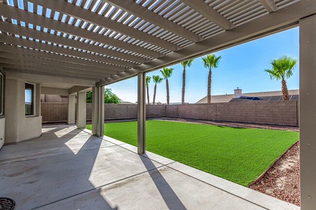 Building Photo - Anthem Highlands home with energy saving u...