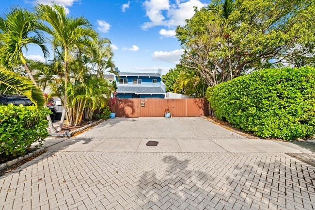 Building Photo - 219 NE 17th Ave