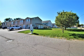 Building Photo - 1031 E Iowa Ave