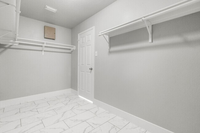 Building Photo - 20231 Avery Point Dr