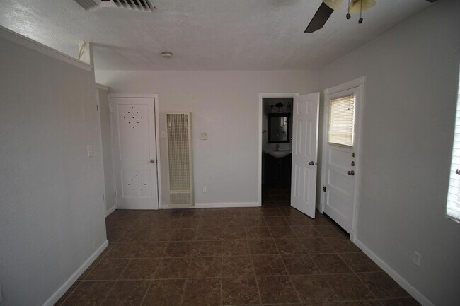 Building Photo - 8907 Old County Dr