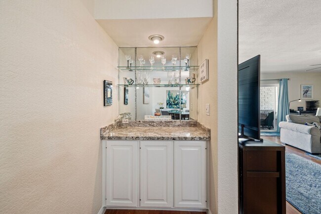 Building Photo - Single Level Condo on the Bay