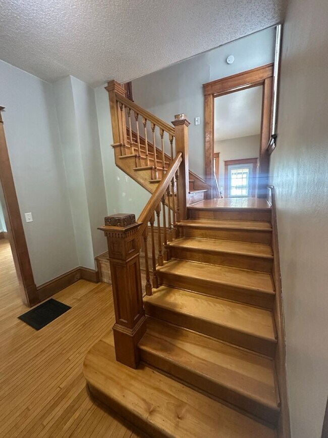 Building Photo - Beautifully Preserved 4 Bed | 2 Bath House in Saint Paul