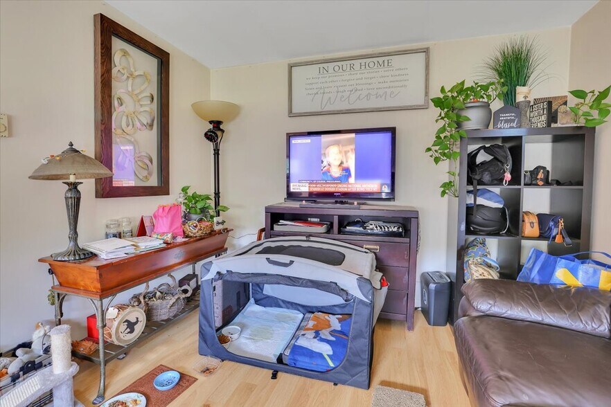 Building Photo - 1580 Hartford-New London Turnpike