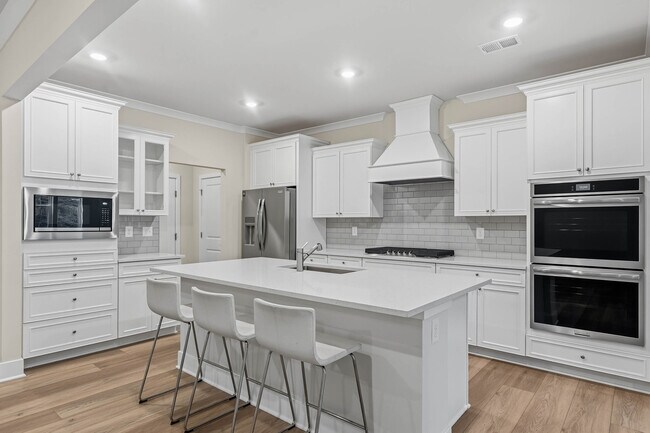 Building Photo - 32066 White Tail Dr