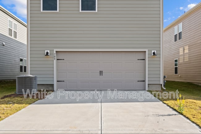 Building Photo - 709 Windage Wy