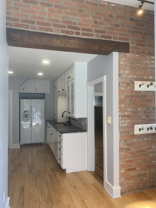 Building Photo - 816 W 22nd St