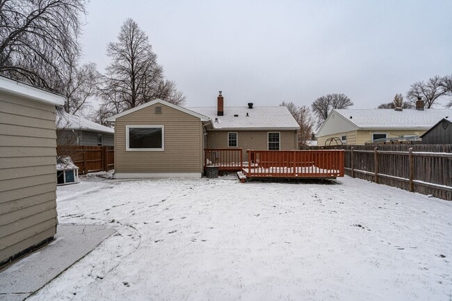 Building Photo - 3 Bedroom 2 Bath Home with Fenced in Backyard!