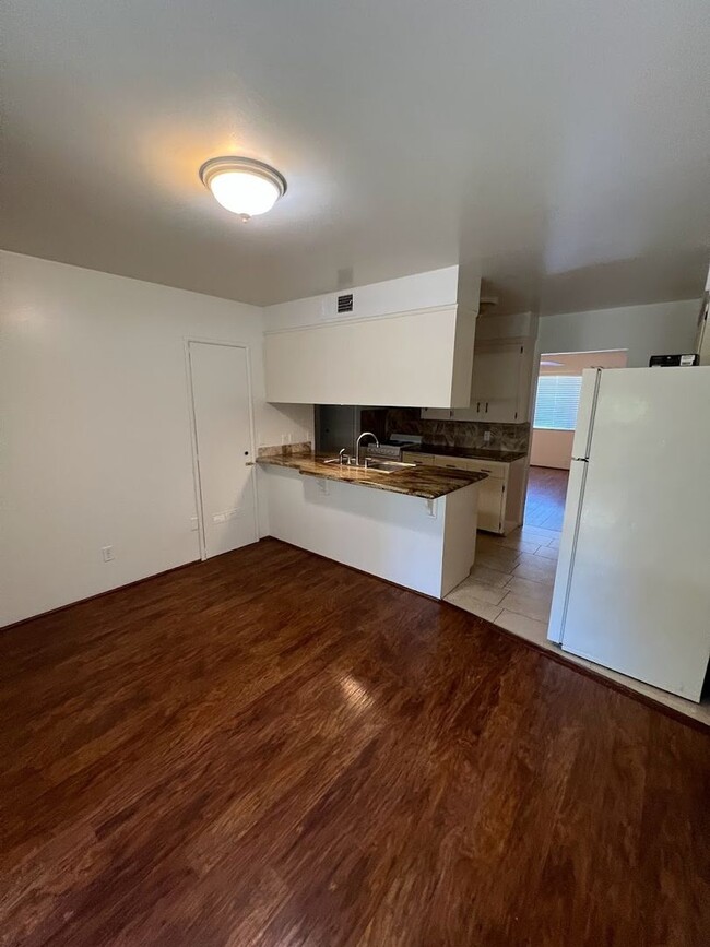 Building Photo - Charming Apartment with Solar