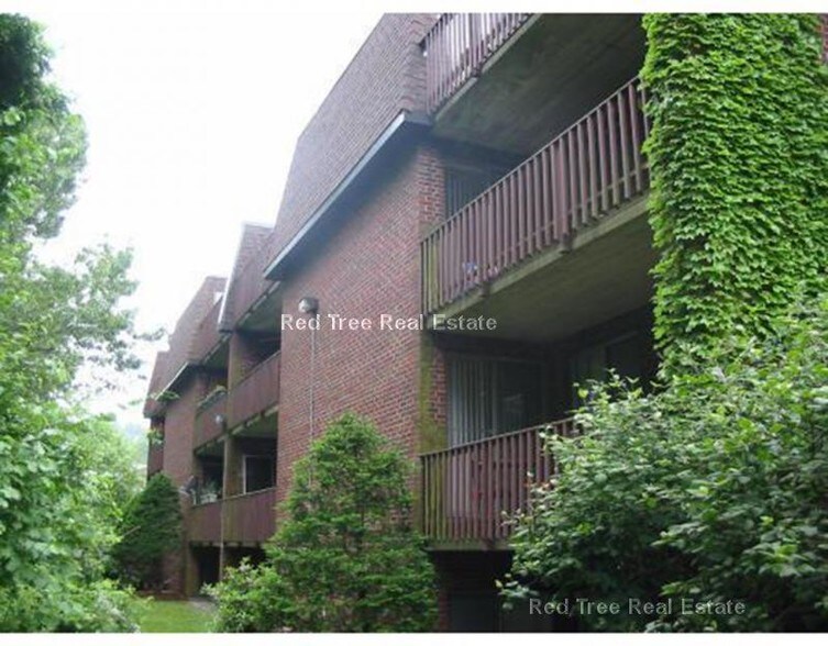 Building Photo - 144 Kenrick St