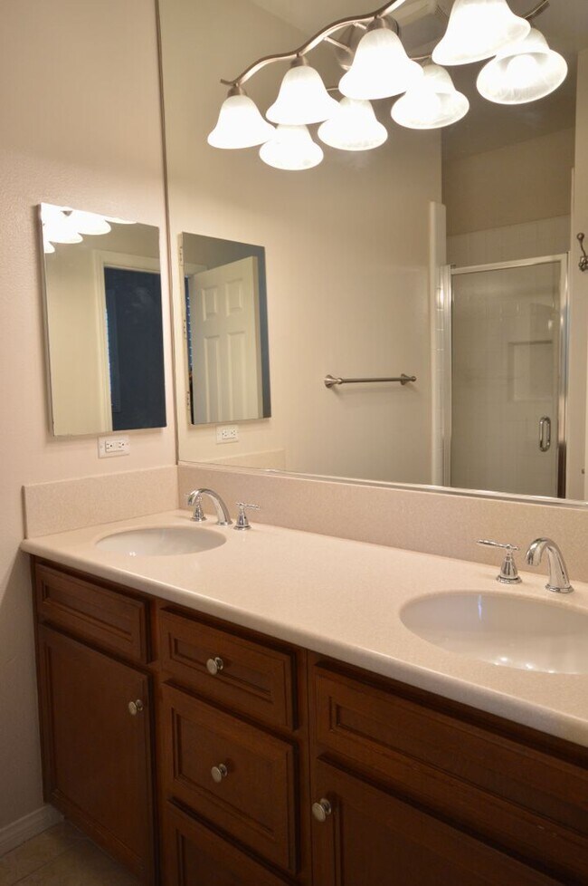 Building Photo - Charming 3-Bedroom Irvine Condo with Attac...