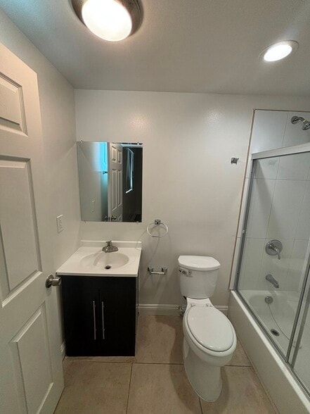 Building Photo - 702 1/2 W 45th St