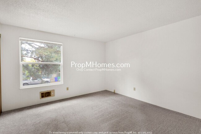 Building Photo - Refreshed Two Bedroom Townhome in Montavilla!