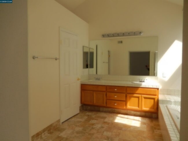 Building Photo - 6198 Lakeview Cir