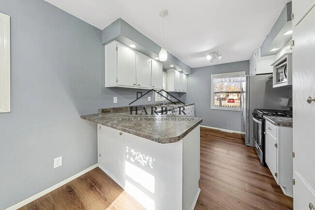 Building Photo - 1st month free with 13 month lease!