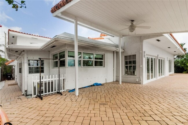 Building Photo - 1700 Bay Dr