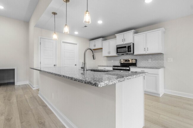 Building Photo - 3 Bedroom 3 Bath Home For Rent Near Post!