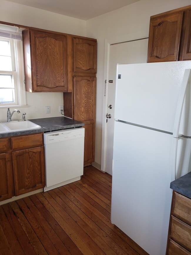 Building Photo - 302 Miles Ave