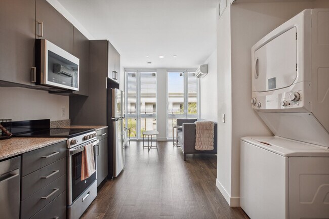 Midtown 2x2 - Kitchen - Broadview at Vanderbilt