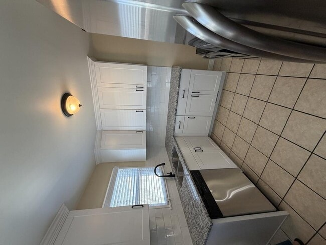 Building Photo - 721 Robins Ave