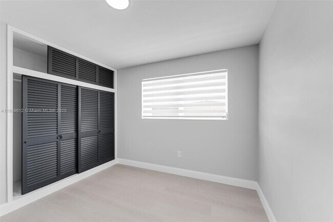 Building Photo - 4400 SW 89th Ave