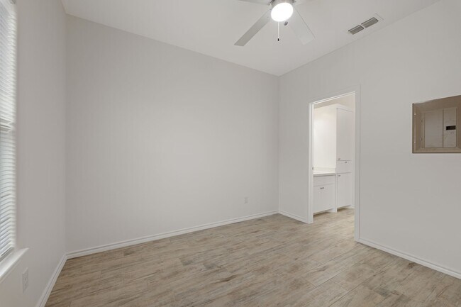 Building Photo - 2326 Summit Rd