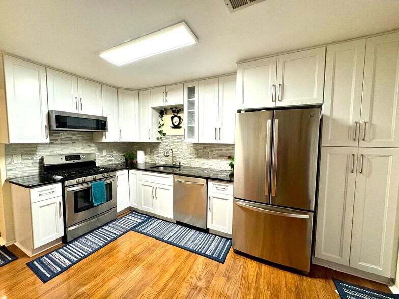 Kitchen - 1805 Pheasant Run