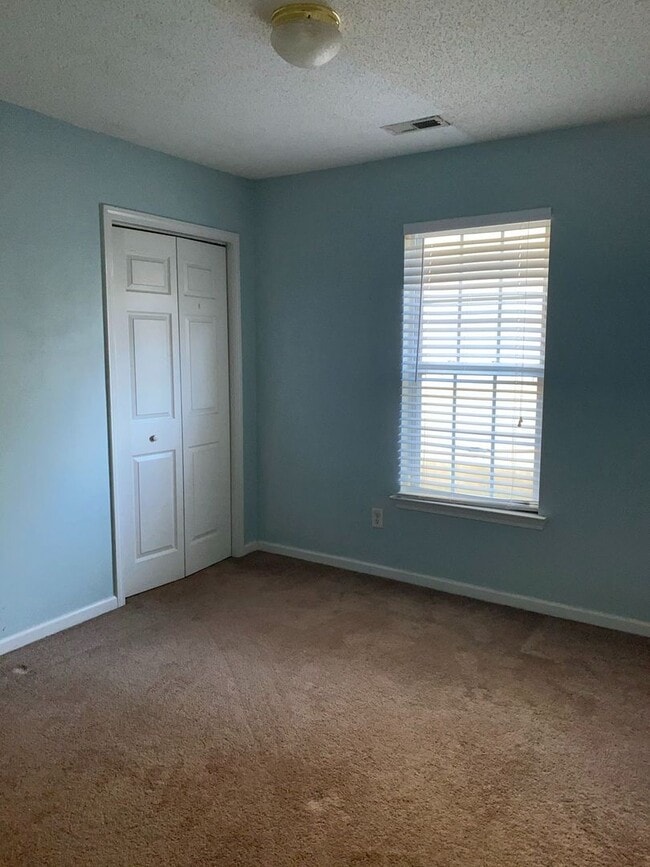 Building Photo - Three Bedroom Two Bath Home