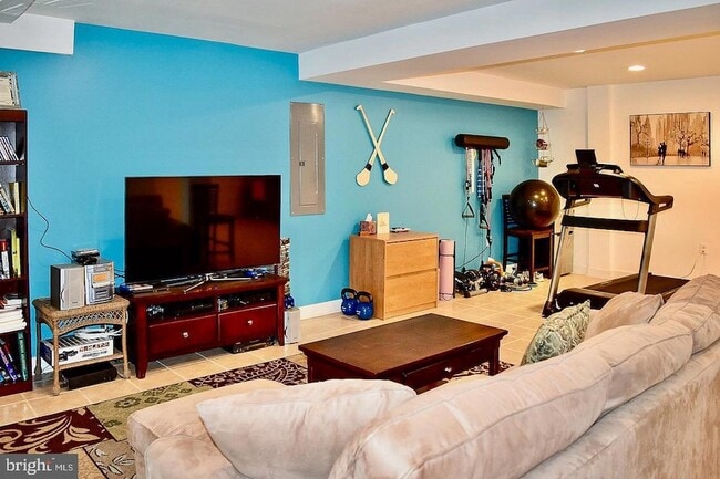 Building Photo - 2235 Abbotsford Dr