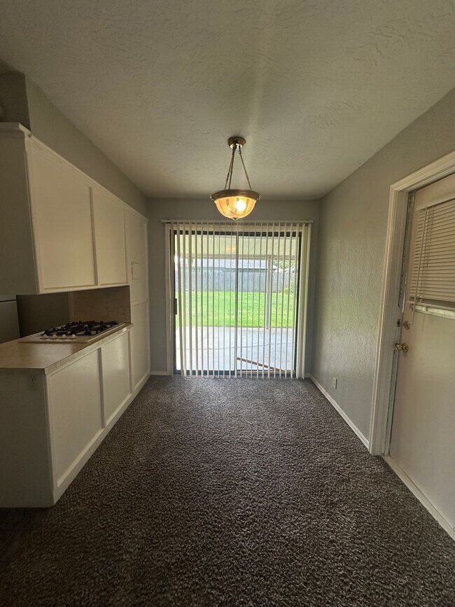 Building Photo - 4844 Woodview Dr