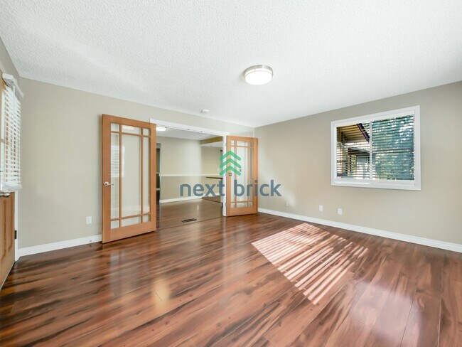 Building Photo - 5 Bed and 3 Bath Single-family Home Availa...