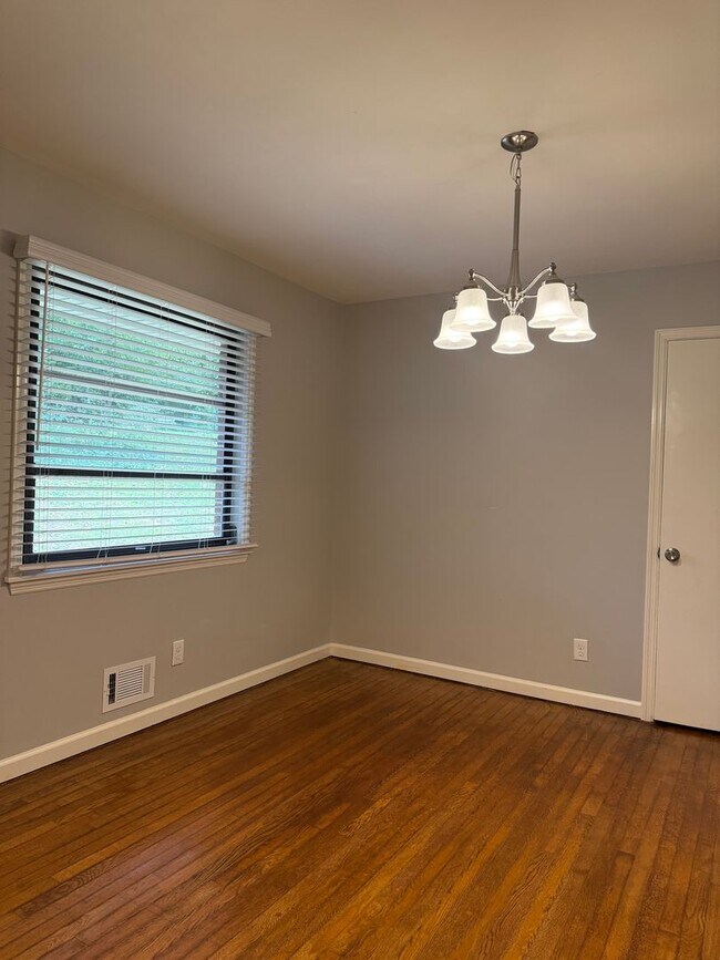 Building Photo - Brick Ranch in North Hall