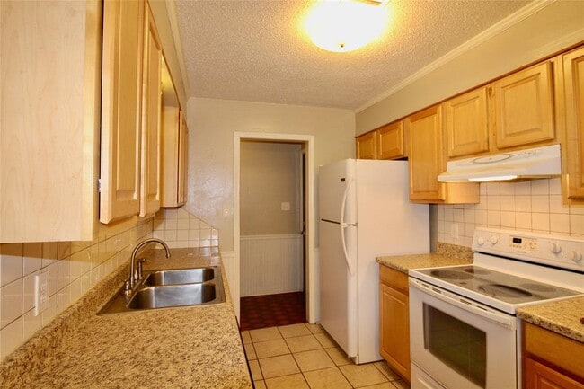 Building Photo - 2124 Allenhurst St