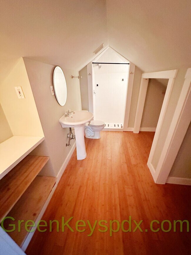 Building Photo - 3-bedroom, 2.5-bathroom Craftsman house in...